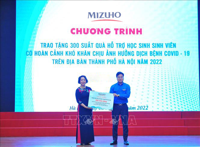 Đại diện Tổ chức từ thiện Mizuho Việt Nam - Bà Nguyễn Thị Tố Quyên (Trái) và Đại diện Thành đoàn Hà Nội - Ông Trần Quang Hưng